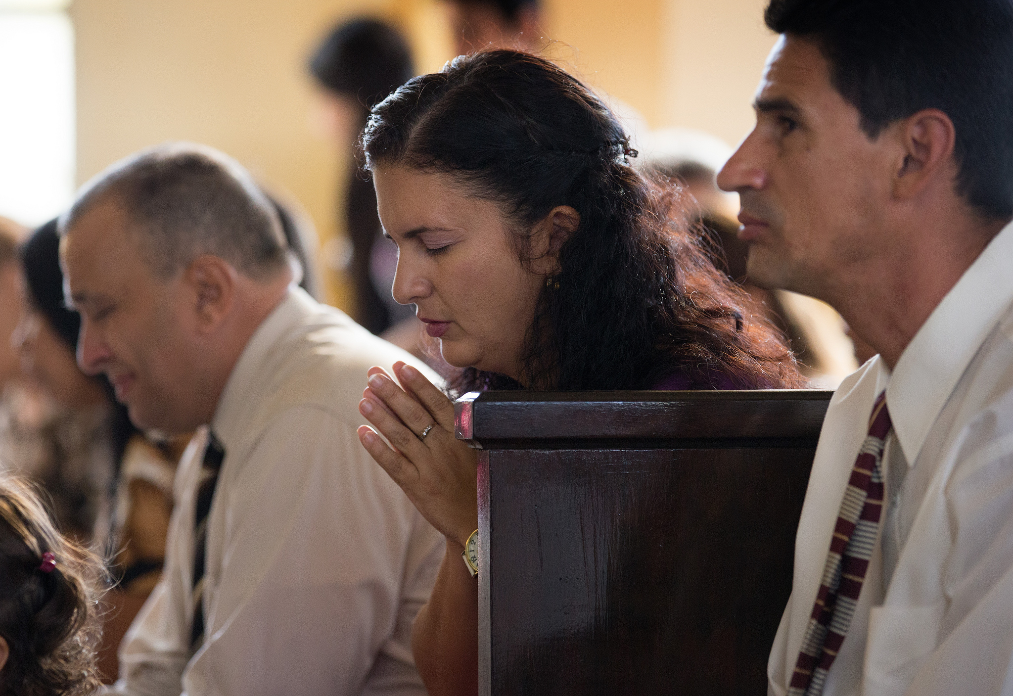 Congregantes de la Iglesia Metodista Marianao ora  durante el servicio dominical en La Habana, Cuba. Foto cortesia de Mike DuBose. 