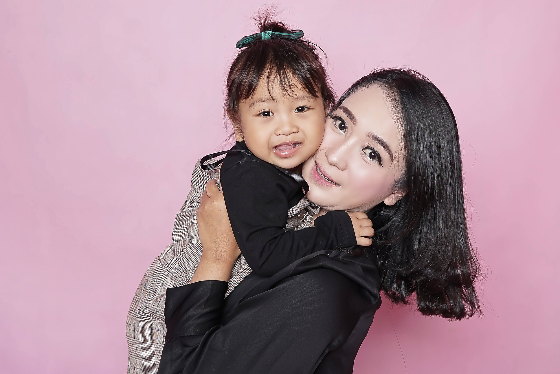 A mother holds her young daughter. Photo by Kevin Octa, Pexels.com.