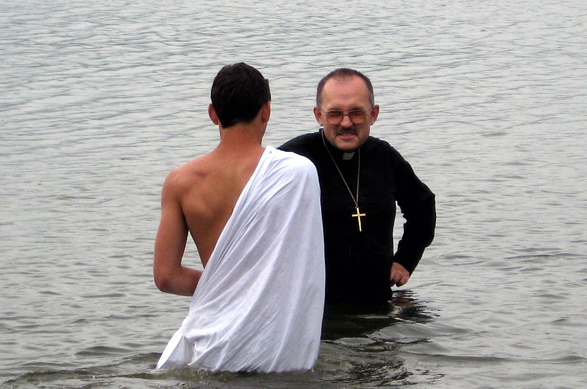 Rev. Igor Volovodov, pastor of Peter and Paul United Methodist Church in Vovonezh, Russia, baptizes a parishioner. 2008 file photo by Jan Snider, United Methodist Communications. 