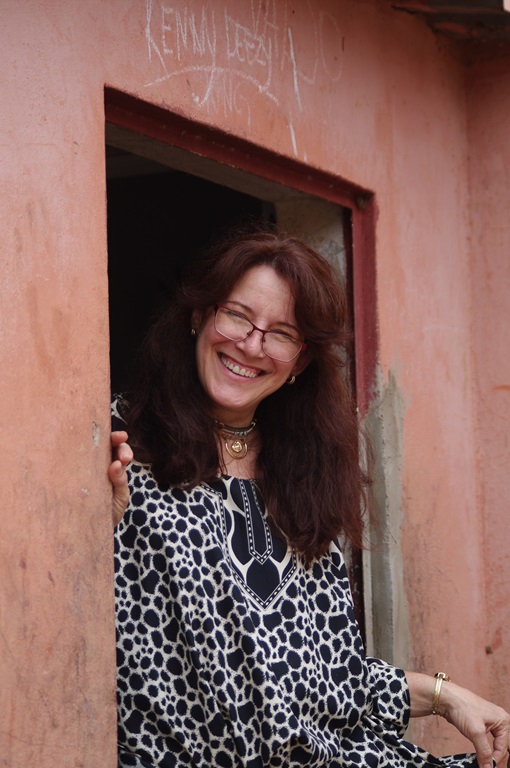 Mujer sonriente se para en una puerta. Foto cortesía de Gustavo Vazquez.