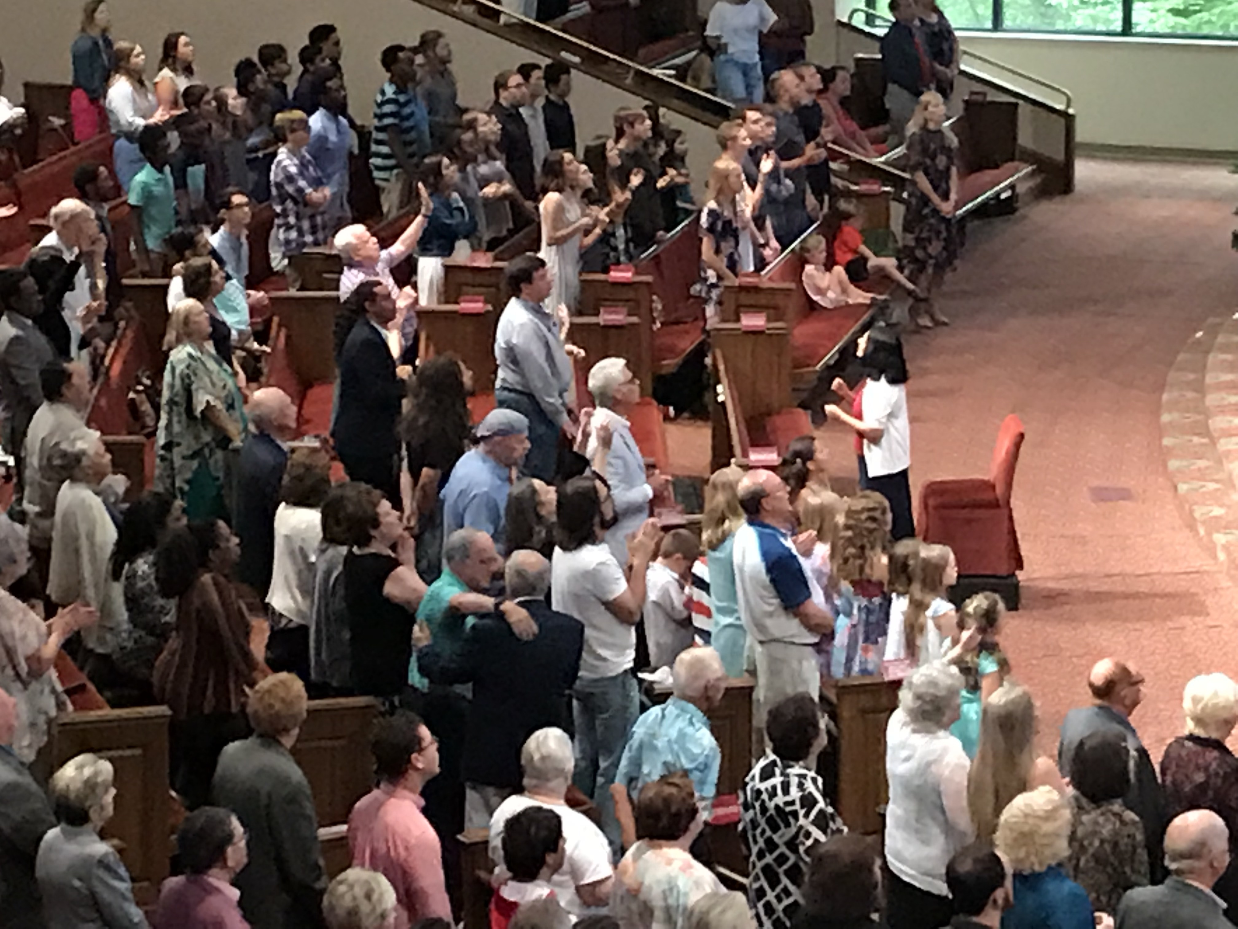 크라이스트 교회 예배 중 장애가 있는 사람들이 맨 앞자리에 함께 모여 수화로 찬양을 드리고 있다. 사진 오천의 목사, 연합감리교회 공보부