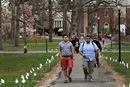 Estudiantes caminando por el campus de la Universidad Drew. Foto por Kathleen Barry, UMNS.  