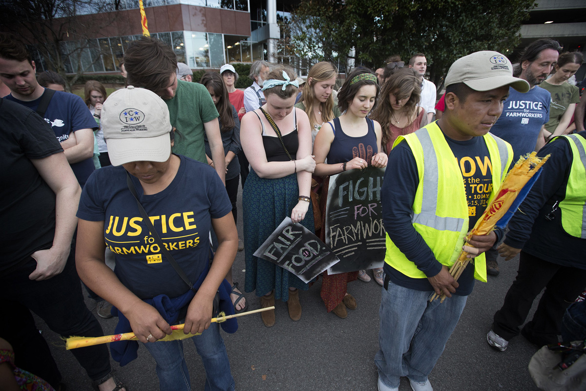 Membros e apoiadores da Coalition of Immokalee (Fla.) Workers (Coalizão de Trabalhadores de Immokalee) oram em Nashville, Tennessee, na conclusão de um protesto contra a recusa da rede de supermercados Publix em aderir a um programa trabalhista de direitos dos trabalhadores agrícolas. O Livro de Resoluções da Igreja Metodista Unida exige que os empregadores "tratem os trabalhadores agrícolas e suas famílias com dignidade e respeito". Foto por Mike DuBose, Notícias MU.