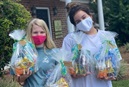 조지아 남부 대학에서 코로나바이러스-19 확진을 받은 학생들에게 생필품 바구니를 제공하는 자원 봉사자들. 카라 위더로우 사진 제공.