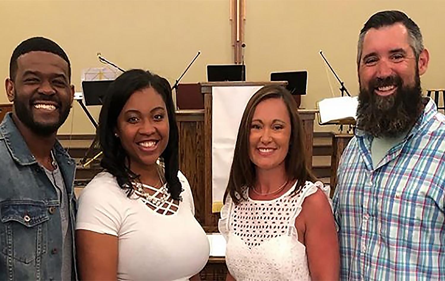 O pastor da IMU, Rev. Jason Wilson (à esquerda) e o pastor do Life Center, Rev. Josh Chiles (à direita), são amigos. A esposa de Wilson foi para o colégio com Chiles, e os dois pastores se encontravam frequentemente no ginásio e em outros lugares para discutir as lutas do ministério e da vida em geral. Foto cortesia do United Methodist Advocate of South Carolina.