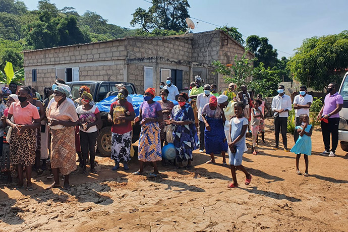 Flood survivors receive kits prepared by The United Methodist Church. Traces of mud left by the fury of the Cambambe-Dondo waters are visible. Photo by Orlando da Cruz, UM News.