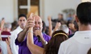 El obispo Ricardo Pereira impone las manos a los congregantes en la Iglesia Metodista de Marianao en La Habana. Foto por Mike DuBose, UMNS.