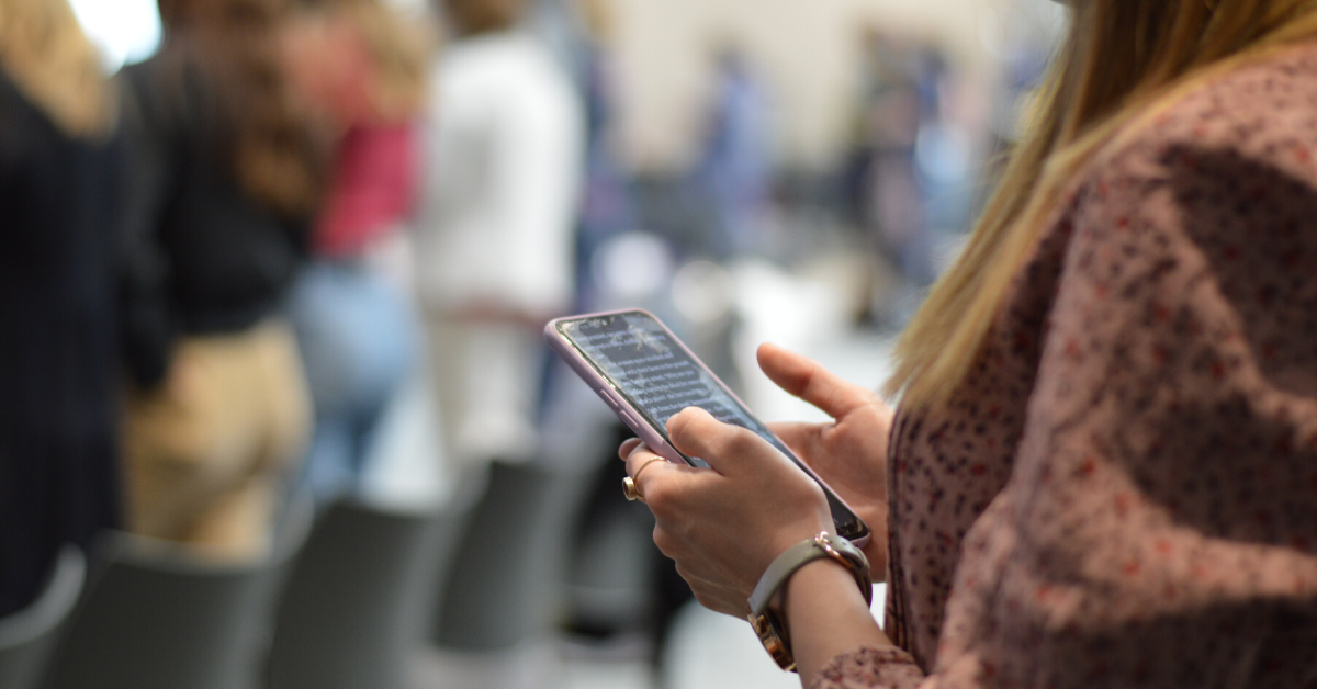 문자 메시지나 카톡으로 교인들과 의사소통하는 것은 그 어느 때보다 적절하다. 문자 메시지나 카톡을 최대한 활용하지 않는다면, 그렇게 하는 것을 고려해야 한다. 사진: 팀 데이비슨, 언스플레쉬.