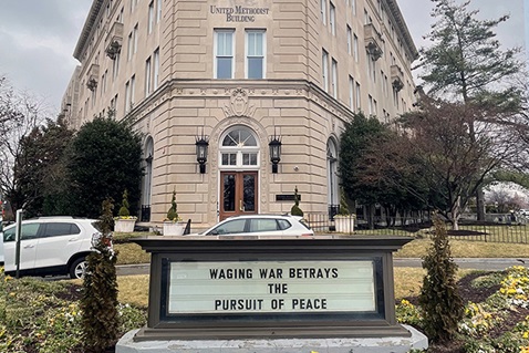 The sign outside the United Methodist Building on Capitol Hill in Washington, D.C., calls for peace following Russia’s invasion of Ukraine. Photo by Wendy Merida, Stout & Teague.