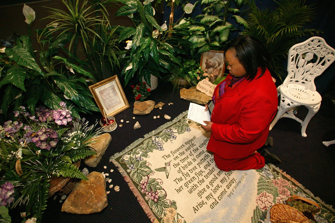 Tauyna Malone prays in the prayer room at the David L. Lawrence Convention Center in Pittsburgh during the United Methodist Church's 2004 General Conference. A UMNS photo by Rasul Welch.