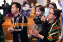 Nadi Nadi (left) and July Ling join in worship with their daughter, Eunice, 2, during a Festival of Nations celebration of World Communion Sunday at Hillcrest United Methodist Church in Nashville, Tenn. The family is part of the El Shaddai congregation that worships in Nepali. Photo by Mike DuBose, UM News.