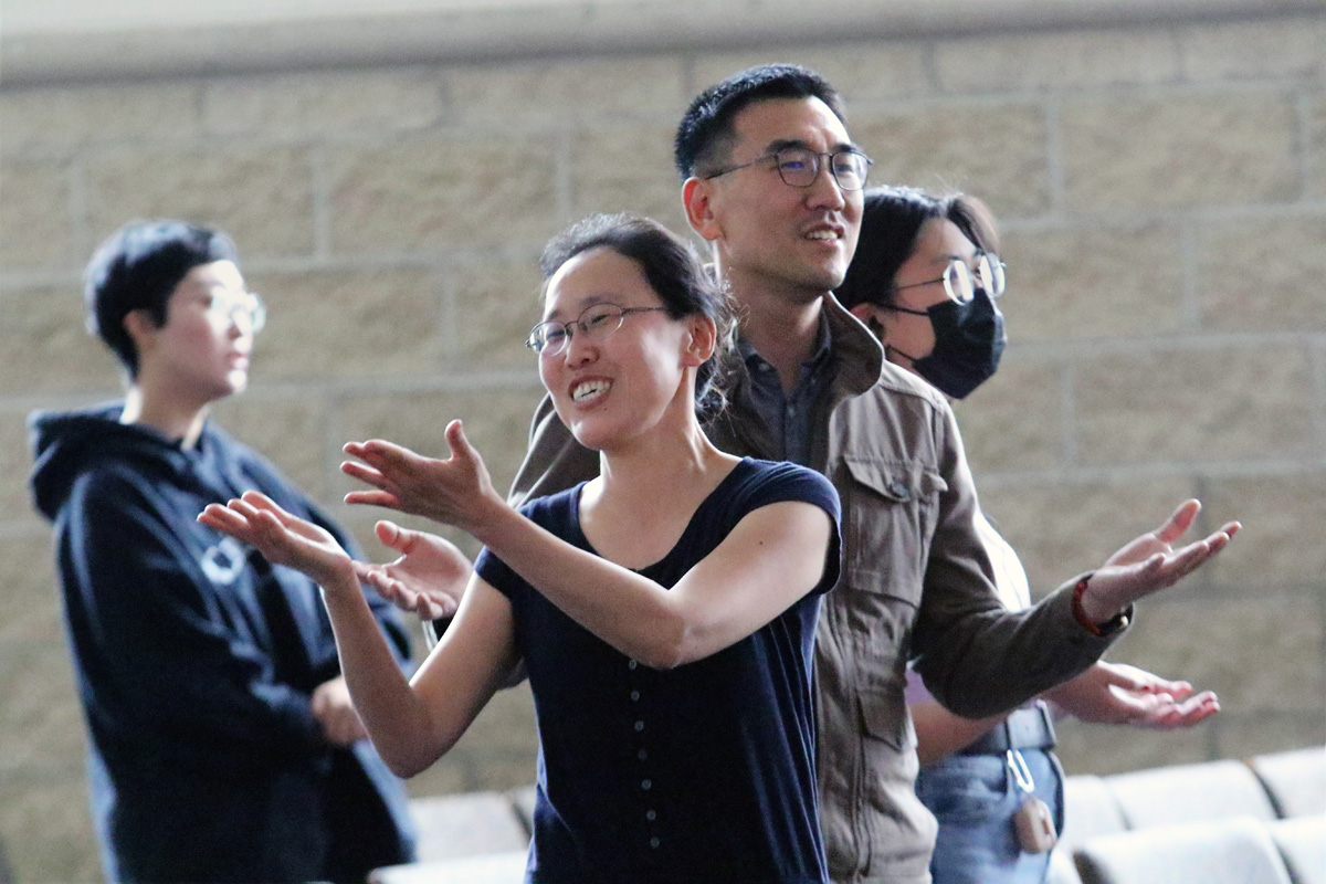 Los asistentes al servicio de adoración para jóvenes adultos en la Primera Iglesia Metodista Unida Coreana de Wheeling, Illinois, se bendicen unos a otros durante el tiempo de alabanza. Foto por el Rev. Thomas Kim, UM News.