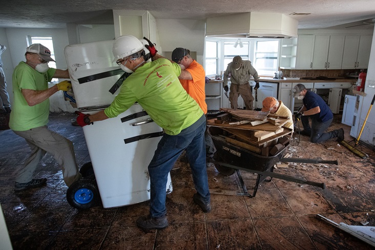 Membros de uma equipa de voluntários da Conferência do Norte da Geórgia da Igreja Metodista Unida limpam uma casa em Fort Myers, Flórida, que foi inundada pelo furacão Ian. Foto de Mike DuBose, Notícias da UM.