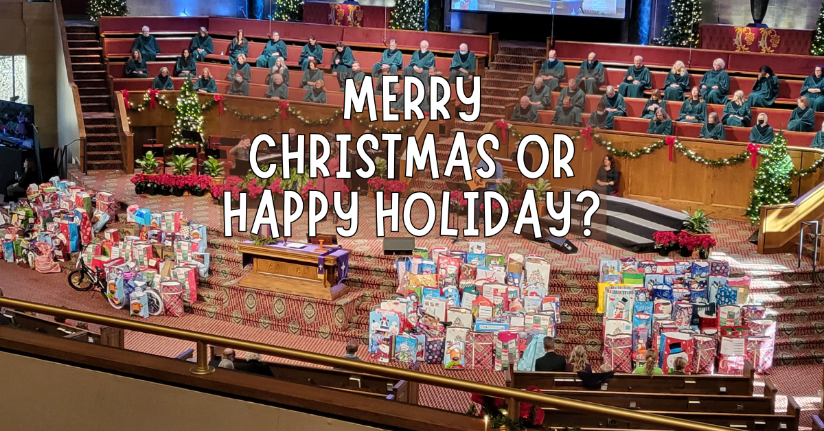 네쉬빌 그리스도교회의 단상에는 성탄절 소외된 이웃들에게 나누어줄 선물로 가득 찼다. 사진: 오천의, 연합감리교회 공보부.