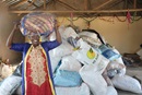 Rosemary Wangechi Mwenja reçoit des objets donnés au camp de réfugiés de Tongogara près de Chipinge, au Zimbabwe, où des réfugiés et demandeurs d’asile de l’Église Méthodiste Unie ont établi un poste de prédication. Mwenja a fui la violence tribale au Kenya qui a tué son mari et son fils aîné. Photo de Kudzai Chingwe, UM News. 