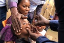 Un enfant est vacciné contre la rougeole à Kindu, en RDC, dans le cadre d’un plan d’urgence visant à lutter contre la résurgence de la maladie dans la région. L’Église Méthodiste Unie en RDC et l’unité de santé mondiale de Global Ministries travaillent ensemble pour sensibiliser, promouvoir les vaccinations et soutenir les établissements de santé dans la région. Photo de Chadrack Tambwe Londe, UM News.