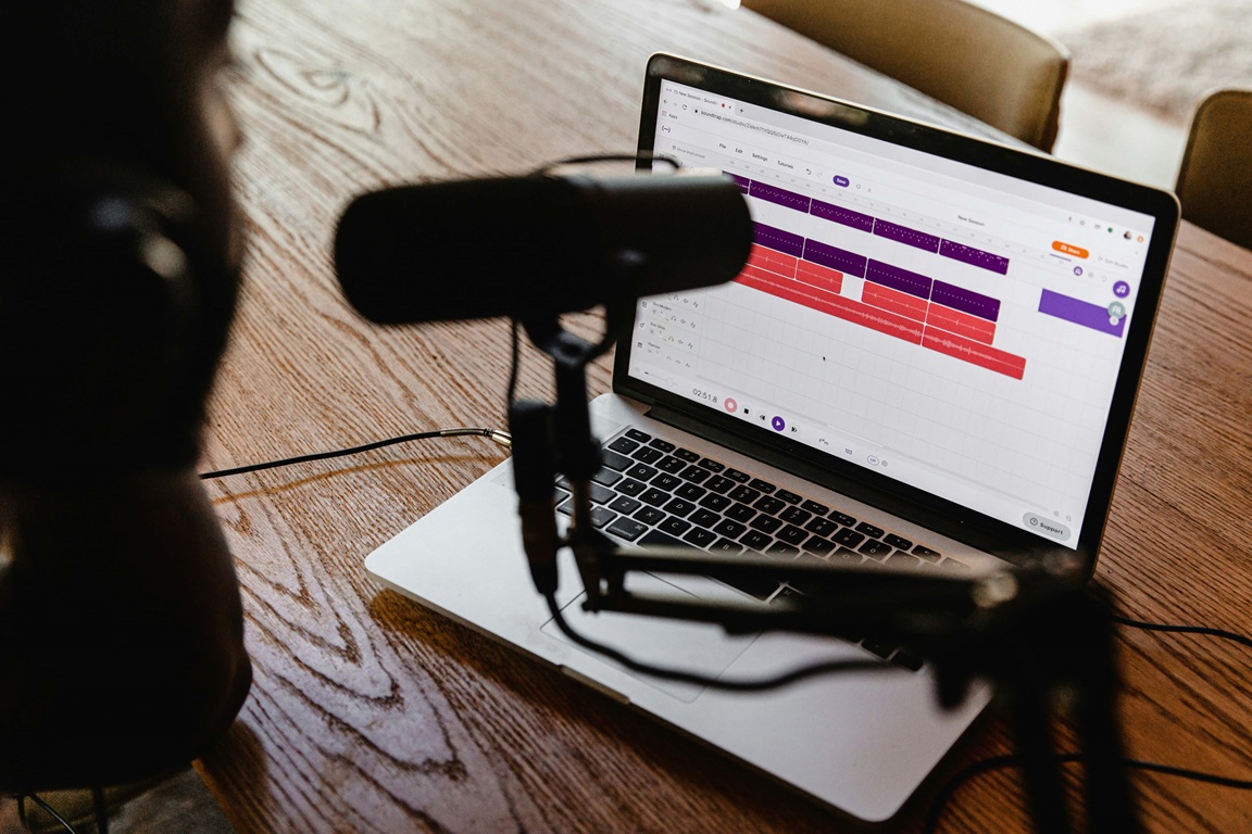 Putting together a podcast from start to finish has never been easier, largely thanks to improved technology and a bevy of online resources. Photo by Soundtrap courtesy of Unsplash.