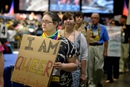 Des manifestants lors de la session du 1er mai de la Conférence Générale Méthodiste Unie 2012 à Tampa (Floride) demandent aux délégués de rejeter ou de supprimer la législation discriminatoire à l'égard des personnes sur la base de leur orientation sexuelle. Photo de Paul Jeffrey, UM News.