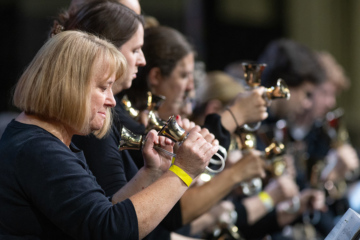 Miembros del Ensemble Charlotte Bronze Handbell tocan en el culto matutino durante la Conferencia General Metodista Unida de 2024 reunida en Charlotte, Carolina del Norte. Foto de Mike DuBose, Noticias MU.