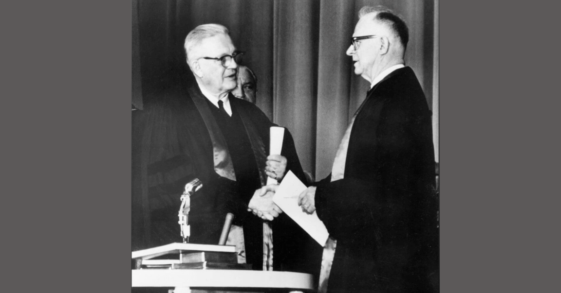 1968년 4월 23일, 복음주의연합형제교회 루벤 뮬러 감독(왼쪽)과 감리교 로이드 위크 감독이 손을 맞잡고 있다.