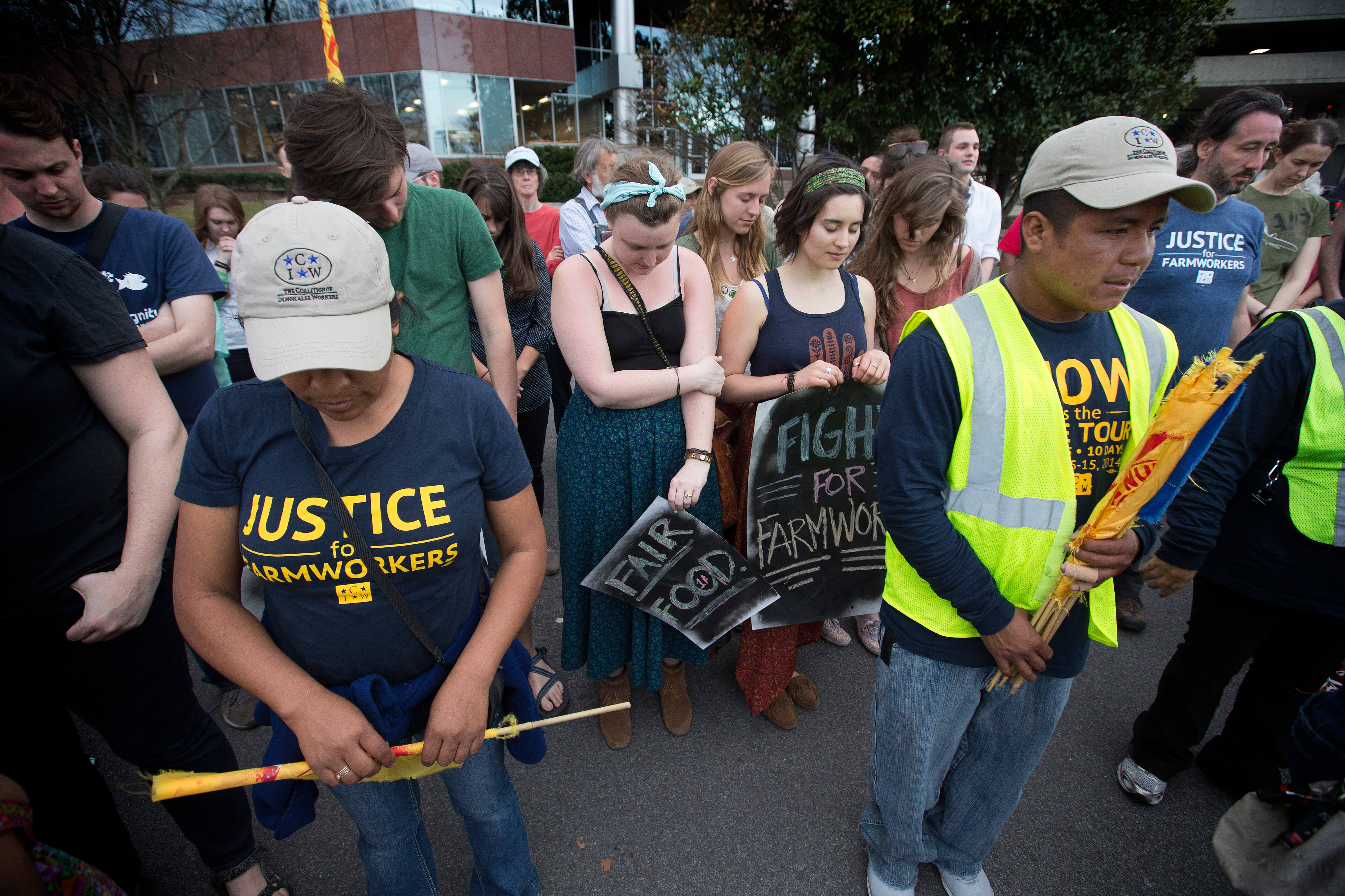 Miembros y simpatizantes de Coalition of Immokalee Workers (FL) oran en Nashville, TN, al término de la protesta contra la cadena de supermercados Publix que se negó a unirse al programa laboral de derechos de los trabajadores agrícolas. “El Libro de Resoluciones de la Iglesia Metodista Unida” demanda que los empleadores “traten a los trabajadores agrícolas y sus familias con dignidad y respeto; y demanda que las procesadoras corporativas, los minoristas de alimentos y restaurantes se hagan responsables en la misma proporción de poder que tienen en la forma que tratan a los trabajadores agrícolas en sus cadenas de abastecimientos”. Foto por Mike DuBose, UMNS.