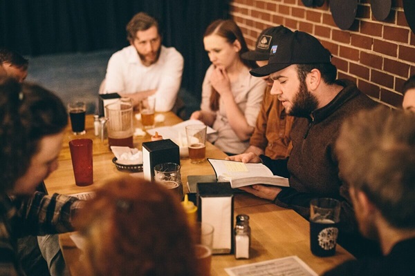 Luke Edwards lidera uma reunião de expressão renovada em um pub local. Cortesia de Luke Edwards