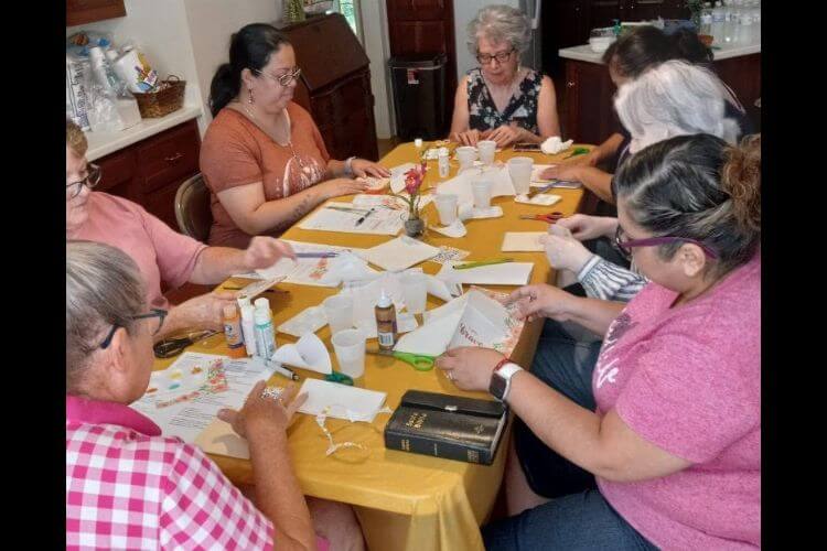 The fresh expression Creciendo Juntas (Growing Together) gathers to create devotional art and to fellowship with one another. Courtesy of Luke Edwards