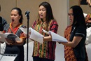 O coral União do Seminário Teológico, sob a direção de Deborrah Reyes, ajuda a conduzir o culto de encerramento da reunião do Comitê Permanente para os Assuntos da Conferência Central da Igreja Metodista Unida, em Manila, Filipinas, em 2019. Os bispos estão planejando uma oferta especial no próximo ano para apoiar o fundo para educação teológica em África, Europa e Filipinas. Foto de arquivo de Heather Hahn, UM News.