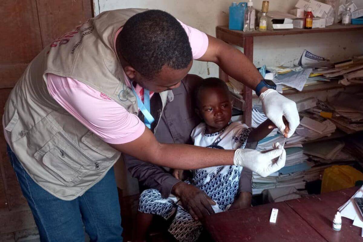 Rapid testing for malaria in Edingo Health Center, Central Congo UMC clinic. Photo courtesy of Central Congo UMC Health Board.
