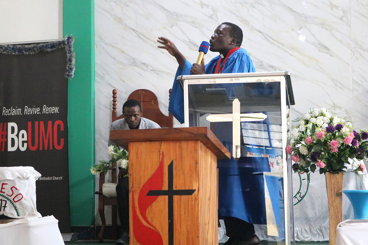 Le révérend Isaac Ibrahim, surintendant du district de Dar es Salaam, prêche pendant le culte du 9 novembre en Tanzanie. L'Église méthodiste unie de la région a intensifié ses efforts pour promouvoir la prière, l'éducation à la paix et la réconciliation après les violences postélectorales d'octobre. « Aucun développement n'est possible sans la paix », a déclaré Ibrahim. Photo d'Asaph Sungura Ally, UM News.