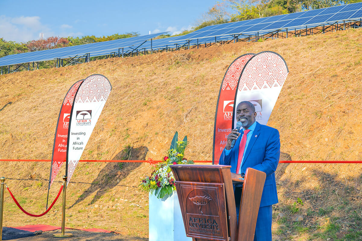 Le Vice-Chancelier Peter M. Mageto prend la parole lors de l'inauguration de la centrale solaire de l'Africa University à Mutare, au Zimbabwe, le 6 juin. Cette centrale solaire marque une nouvelle étape importante dans la quête de l'université pour exploiter une énergie verte durable et échapper aux coupures d'électricité qui touchent le pays. Photo prise par le bureau des relations publiques de l'Africa University.
