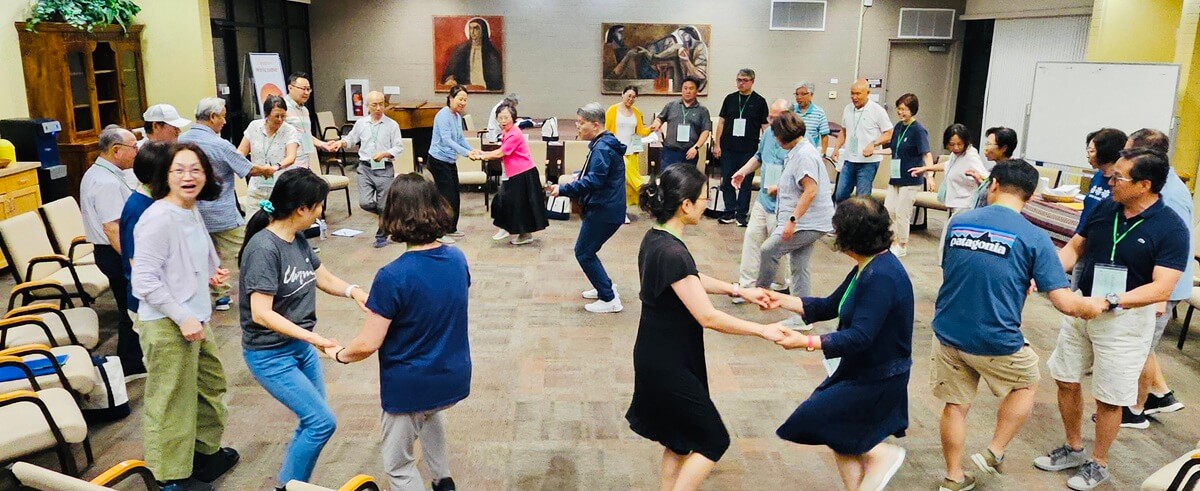 2025년 9월 22일부터 26일까지 애리조나주 투산의 리뎀토리스트 수양관(Redemptorist Renewal Center)에서 “영혼의 노래, 시편과 함께하는 여정”이라는 주제로 열린 영성형성 아카데미에서 참석자들이 함께 시편을 묵상한 후 춤을 추고 있다. 사진 제공, 영성형성아카데미.