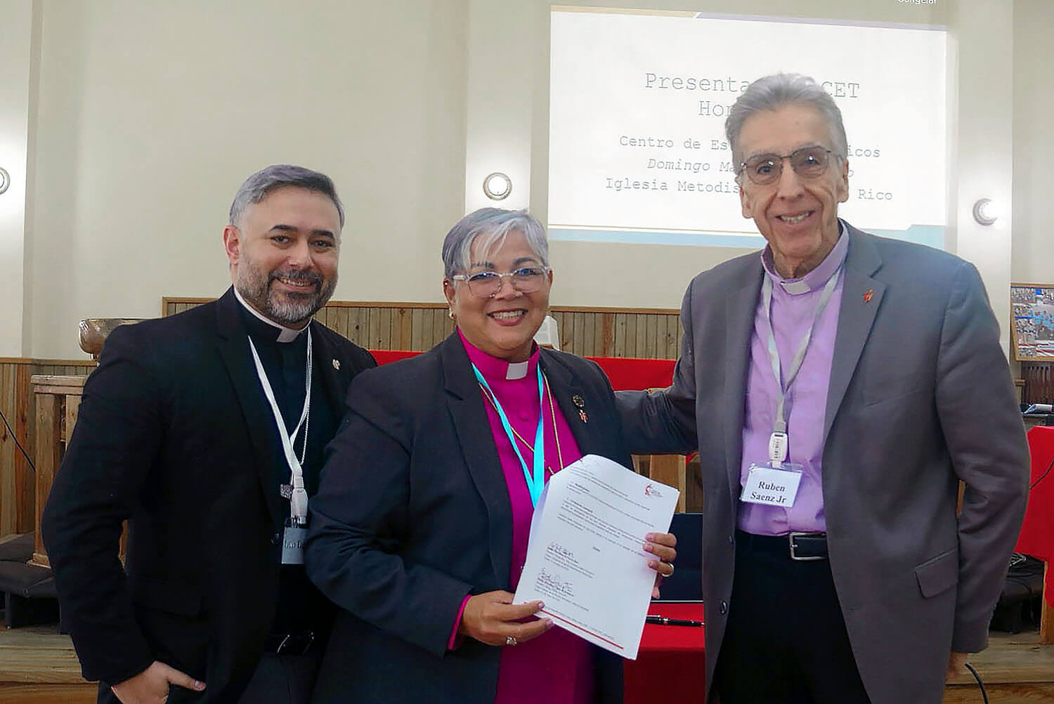 El Rev. Luis Daniel Román, decano del CET; la Obispa Lizette Gabriel Montalvo, líder episcopal de la Iglesia Metodista de Puerto Rico; y el Obispo Rubén Sáenz Jr., líder episcopal de la Misión Metodista Unida en Honduras y presidente del Concilio de Obispos/as de La Iglesia Metodista Unida, muestran el acuerdo firmado entre ambas iglesias para establecer un programa de formación para laicos. Foto: Rev. Gustavo Vásquez, Noticias MU.