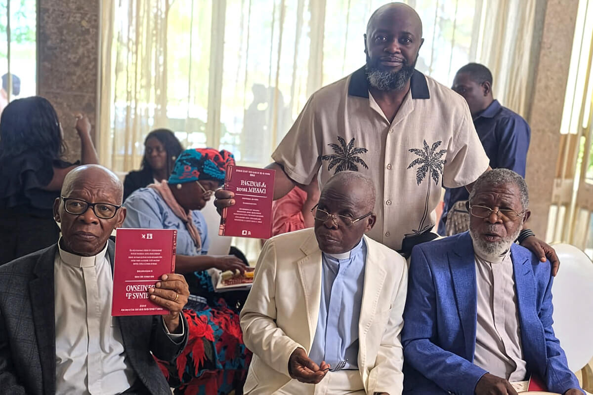 Da esquerda para a direita (sentados): Reverendos Reformados Jaime Pedro Neto, Pascoal Pedro da Gama e Gabriel Vinte e Cinco, pousam para a posteridade depois que autografaram o Livro do irmão Daniel Sebastião, no Hall do salão nobre da União dos Escritores Angolanos em Luanda. Foto de Orlando da Cruz, Notícias MU.