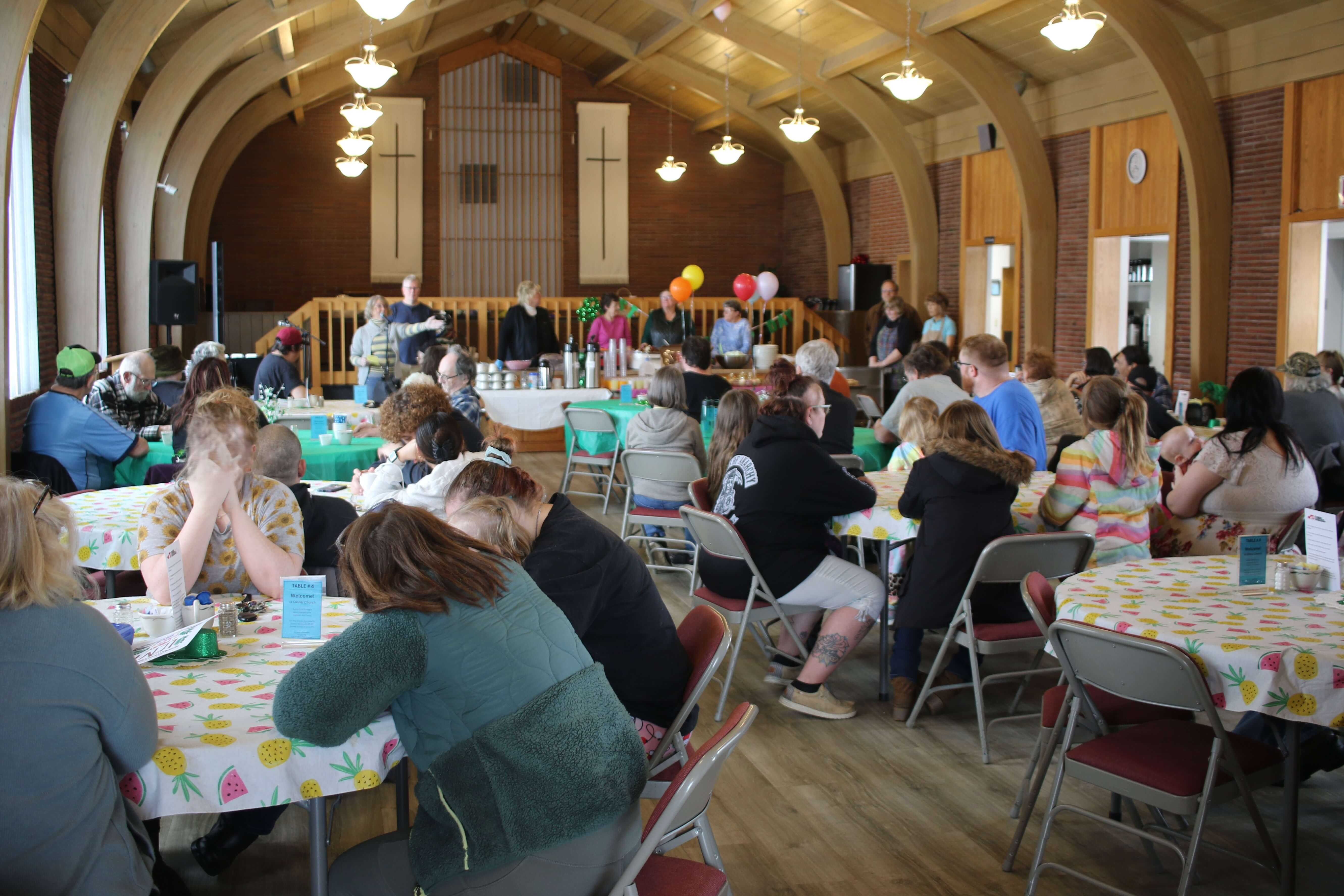 3월 18일, 위스콘신주 블랙리버폴스 연합감리교회가 ‘디너 처치(Dinner Church)’ 사역 2주년을 기념하며, ‘친구’들과 함께 식사와 교제를 나누고 있다. 이 사역은 위스콘신 서부의 작은 마을에서 환대와 공동체, 그리고 신앙을 실천하는 사역으로 자리 잡아 교회 성장을 이끌고 있다. 사진, 김응선(Thomas E. Kim) 목사, 연합감리교뉴스.