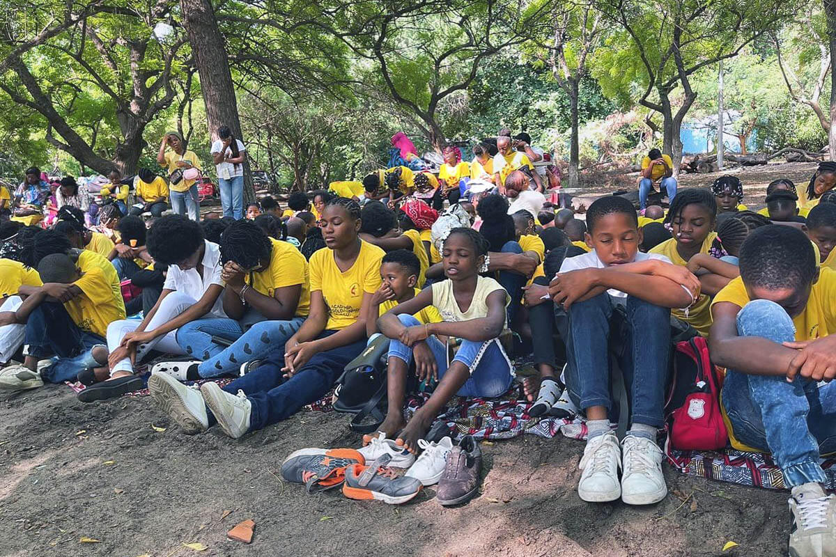 80 crianças da Academia Soldadinhos de Jesus durante retiro espiritual na Floresta da Ilha de Luanda, a 3 de fevereiro de 2024, Luanda, Angola. Foto cortesia da Academia Soldadinhos de Jesus. 