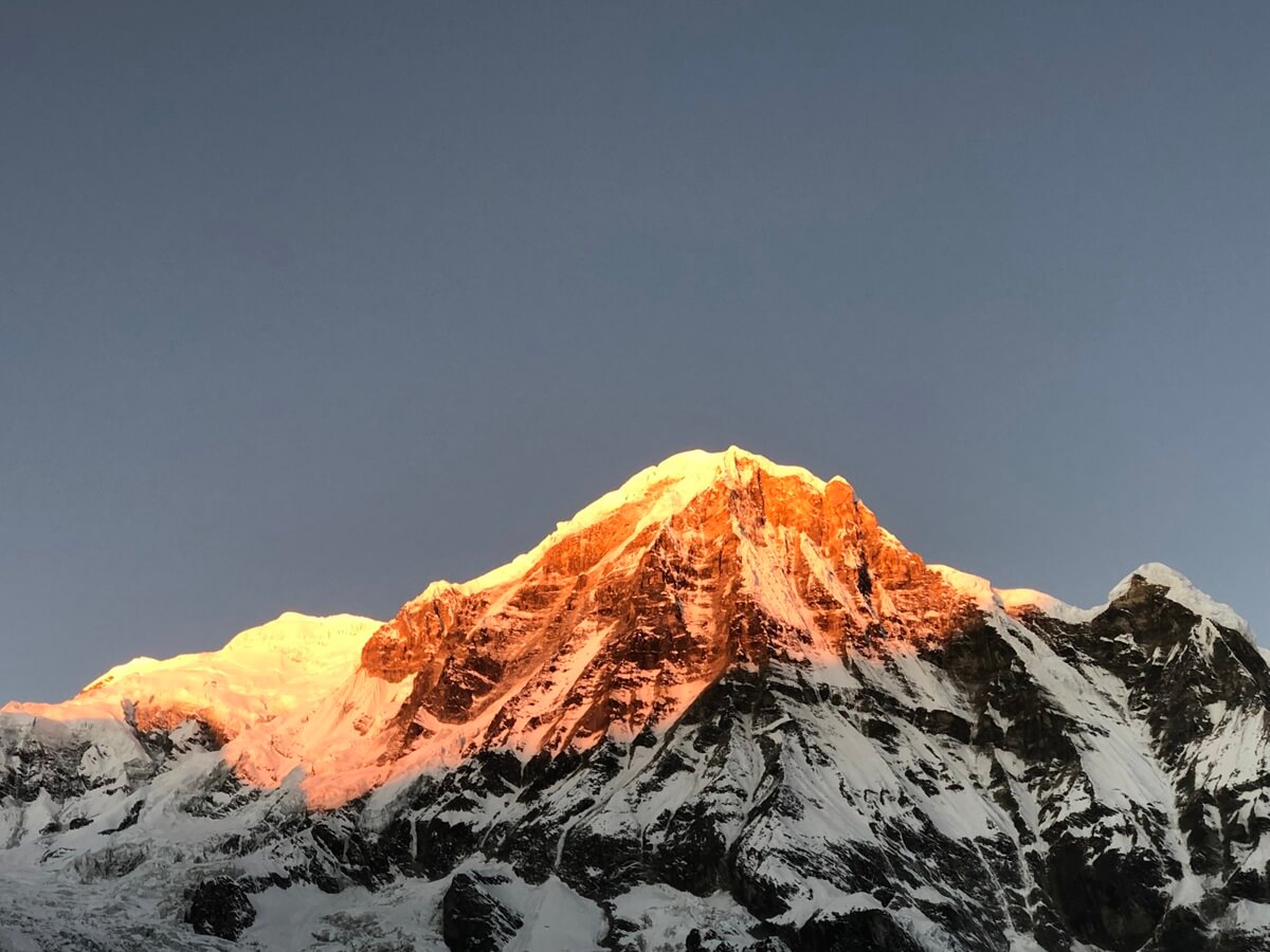 구름이 걷힌 히말라야 안나푸르나 봉우리 위로 해가 떠오르고 있다. 사진, 김응선(Thomas E. Kim) 목사, 연합감리교뉴스.  