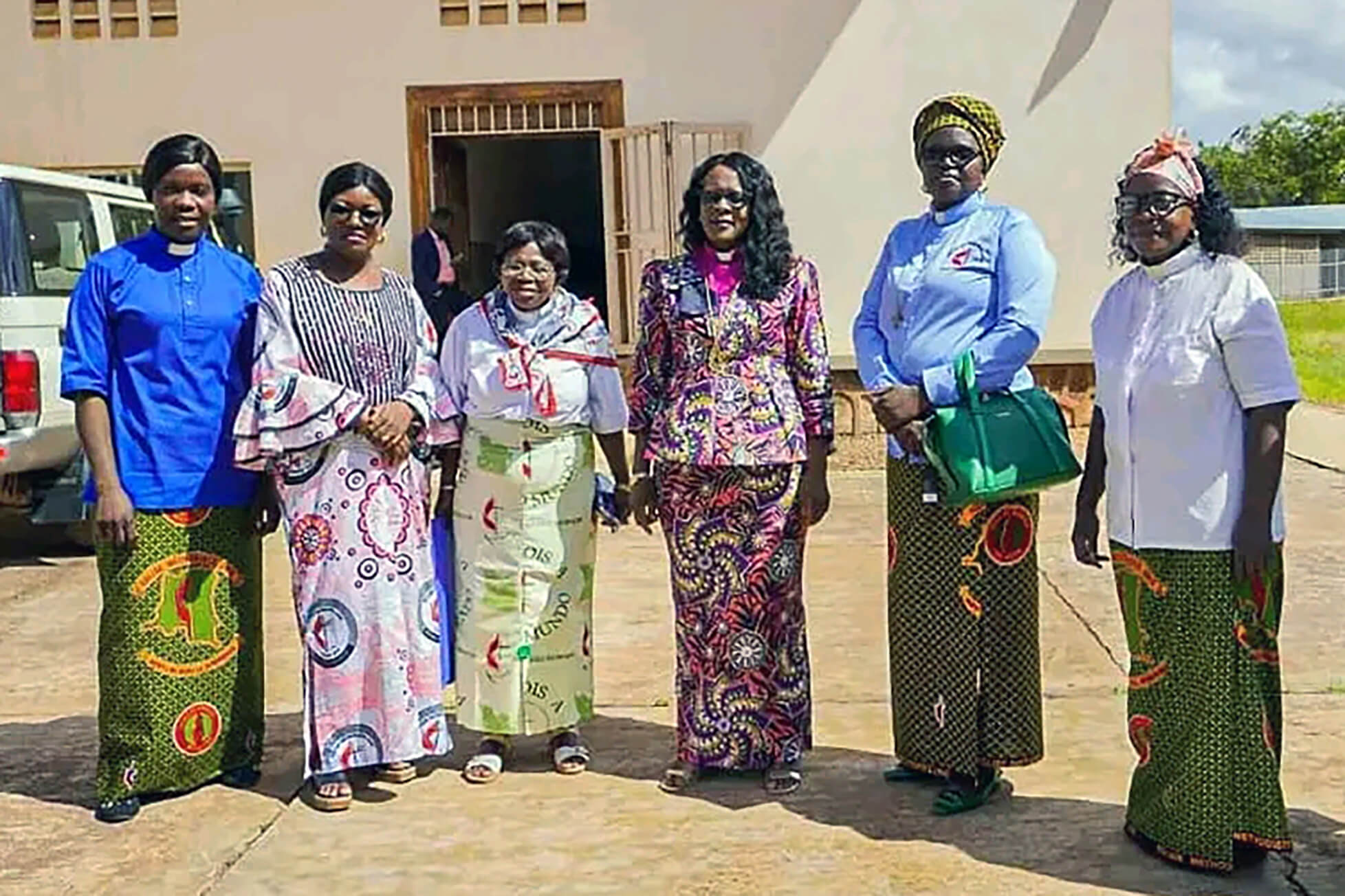 L'évêque Mujinga Kashala Marie-Jeanne (troisième de droite à gauche) pose aux côtés de femmes pasteures devant le centre de rassemblement de Lubumbashi. Cette rencontre s'inscrit dans le cadre de deux journées de prière et d'intercession organisées par environ 85 femmes pasteures venues de cinq conférences annuelles afin de soutenir le ministère épiscopal de la première femme évêque élue de la Conférence régionale d'Afrique centrale. Photo de Christian Kasweka, UM News.