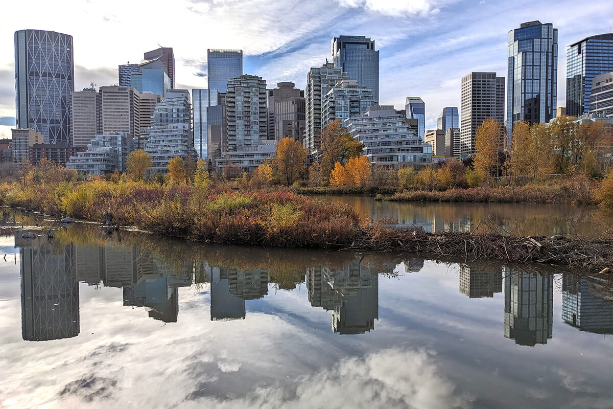 The skyline of Calgary in Alberta, Canada. United Methodists from around the globe are coming to the Canadian city for the denomination’s first-of-its-kind Leadership Gathering, scheduled for Oct. 20-24, intended to help the denomination discern its next steps. Photo by Tamsintj, courtesy of Wikimedia Commons.