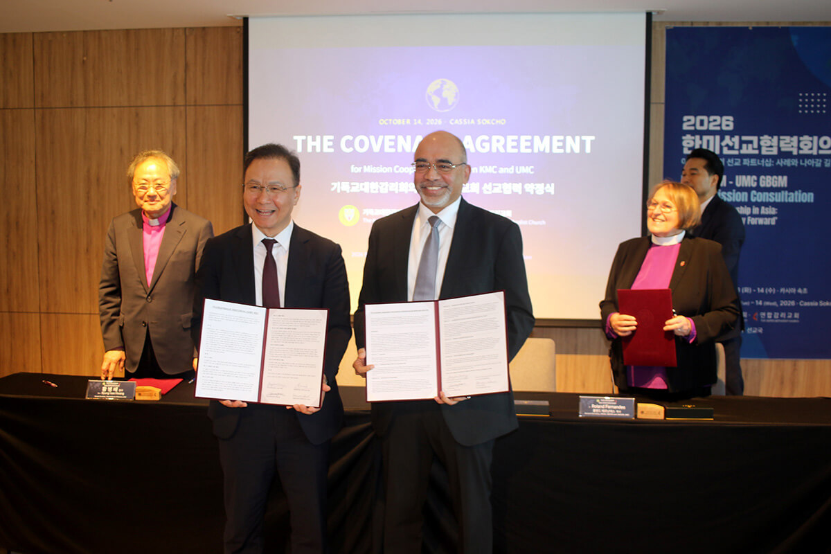 From left, Bishop Chungsuk Kim, president bishop of the Korean Methodist Church; the Rev. Byung-bae Hwang, general secretary of its General Board of Missions; Roland Fernandes, top executive of United Methodist Board of Global Ministries; and Bishop Rosemarie Wenner, an ecumenical officer of the United Methodist Council of Bishops, mark the signing of a mission cooperation covenant Oct. 14 in Sokcho, South Korea. The agreement commits the churches’ mission agencies to annual consultations and deeper cooperation. Photo by the Rev. Thomas E. Kim, UM News.